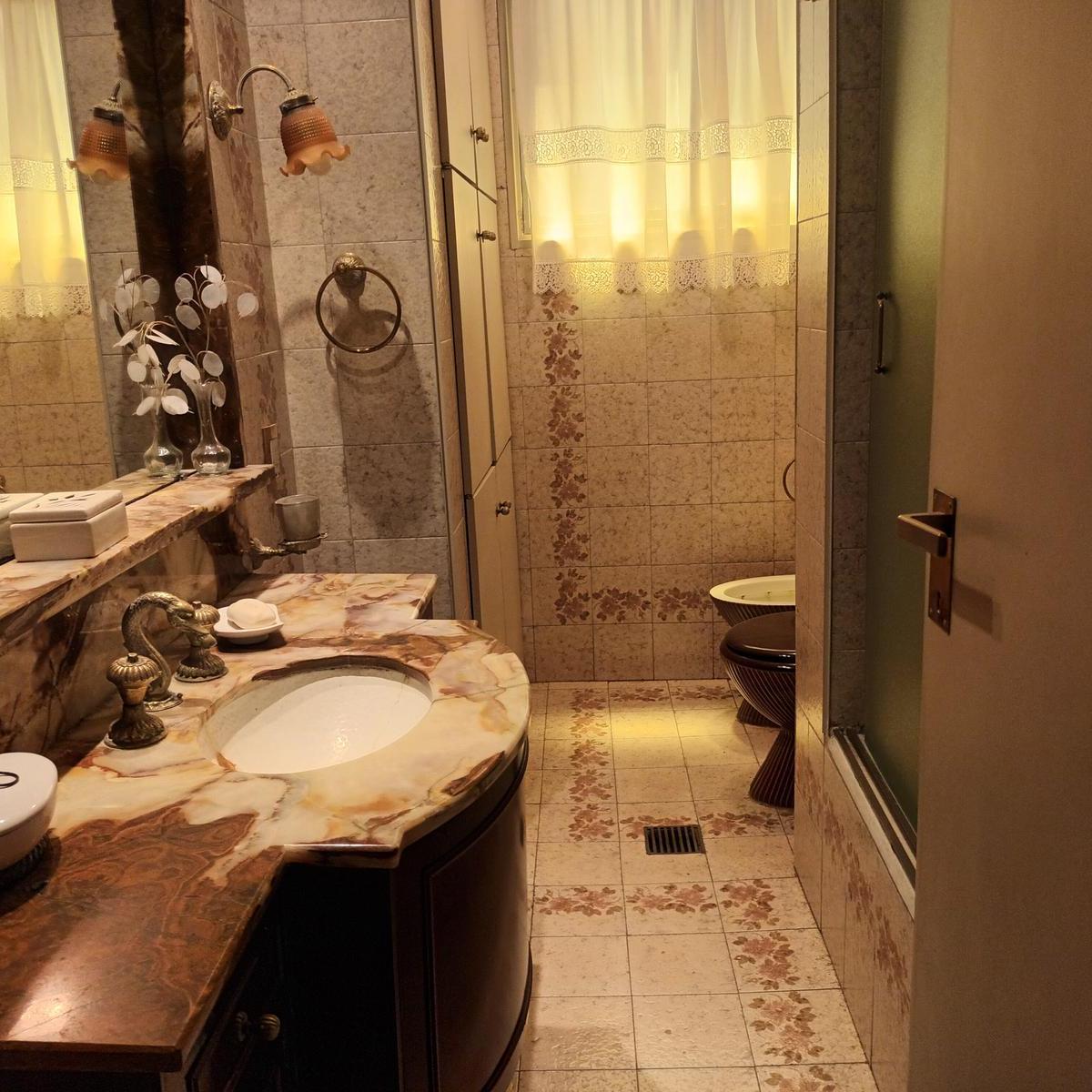 Departamento en venta en Olivos, semipiso 4 ambientes con dependencias, 2 cocheras y baulera.