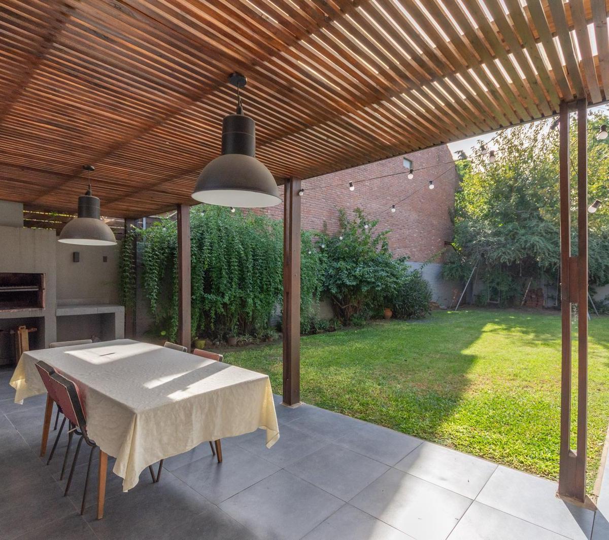 Casa en Venta en Olivos, 4 Dorm., Jardín, Actualizada. 1