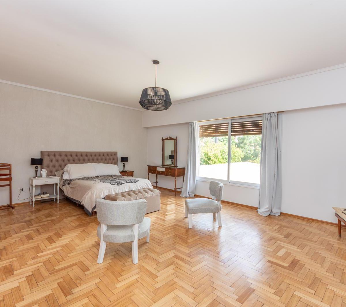 Casa en Venta en Olivos, 4 Dorm., Jardín, Actualizada. 5