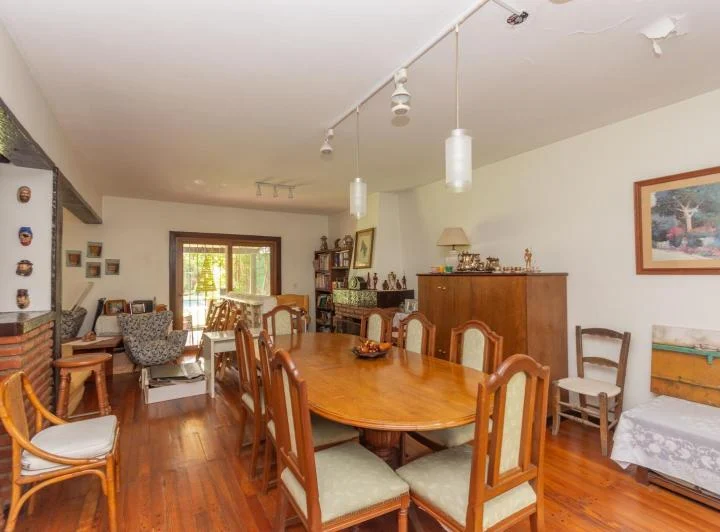 Casa en Venta en Las lomas.  Buen jardín y gran quincho con parrilla. 3