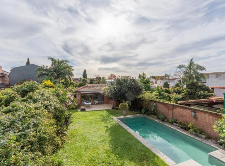 Casa en Venta en Las lomas.  Buen jardín y gran quincho con parrilla. 2