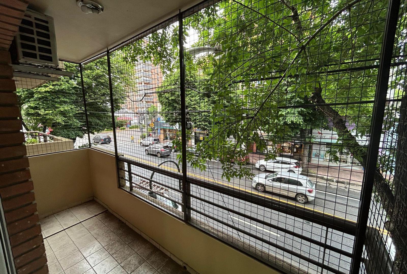 Departamento en venta de 3 ambientes con toillete y baño, dos balcones