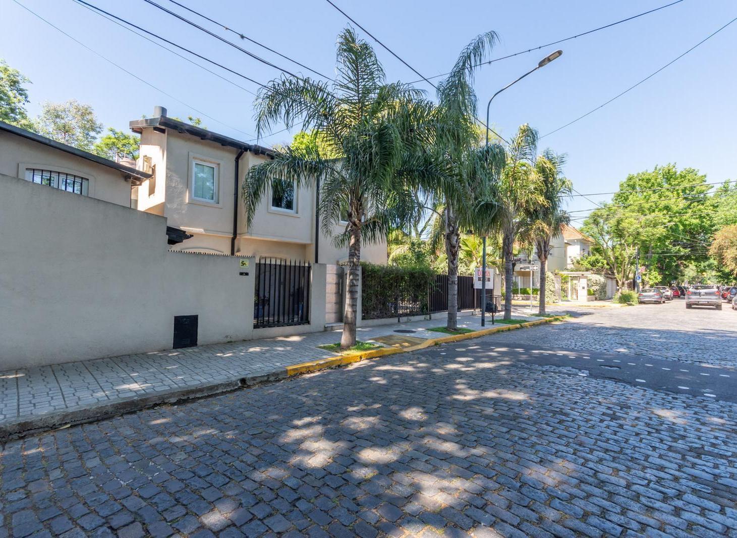 Casa en venta en Olivos, residencial, refaccionada totalmente, 4 dormitorios, pileta.
