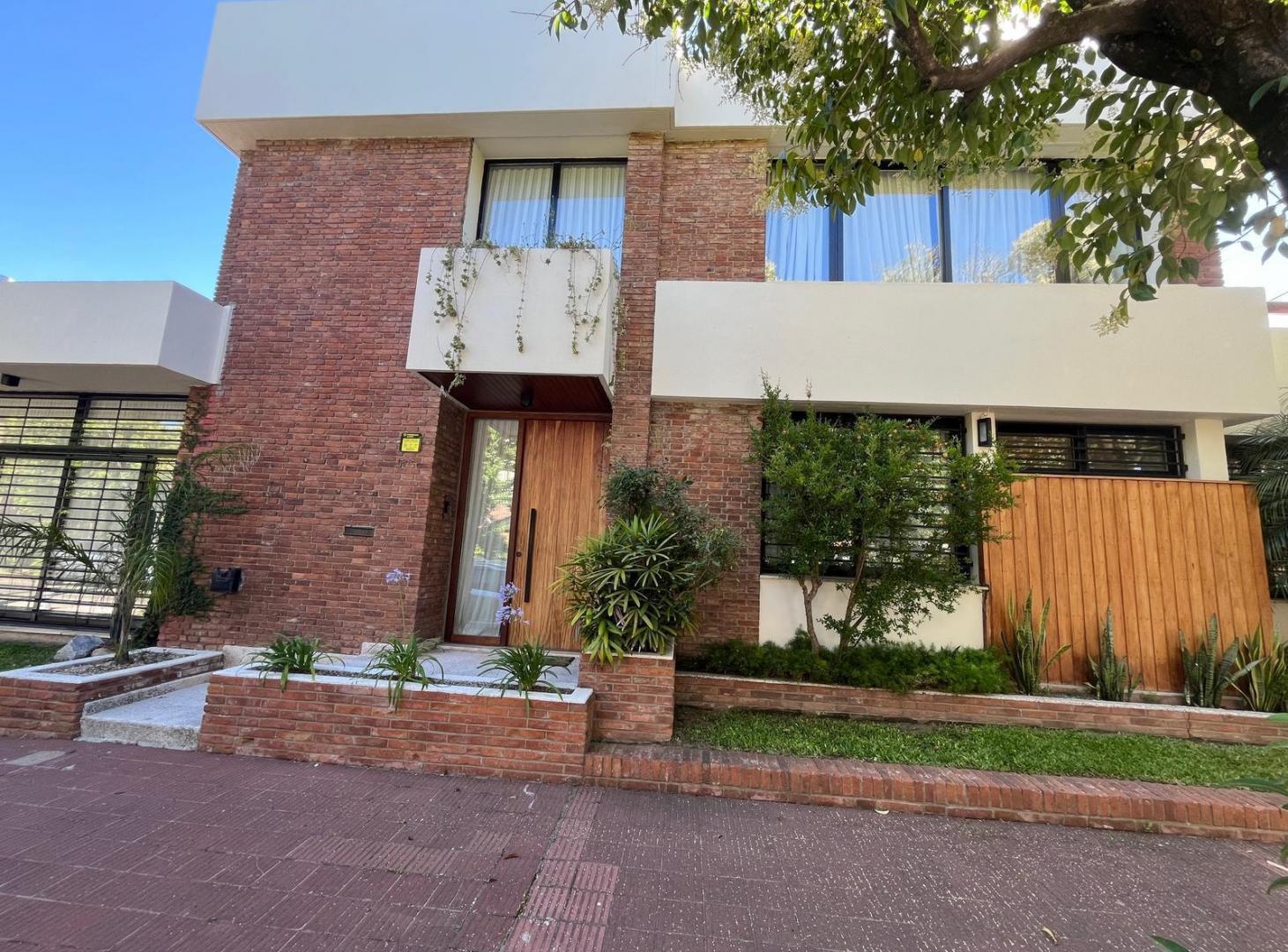 Casa en venta de 5 ambientes, en San Isidro, moderna, refaccionada totalmente, impecable.