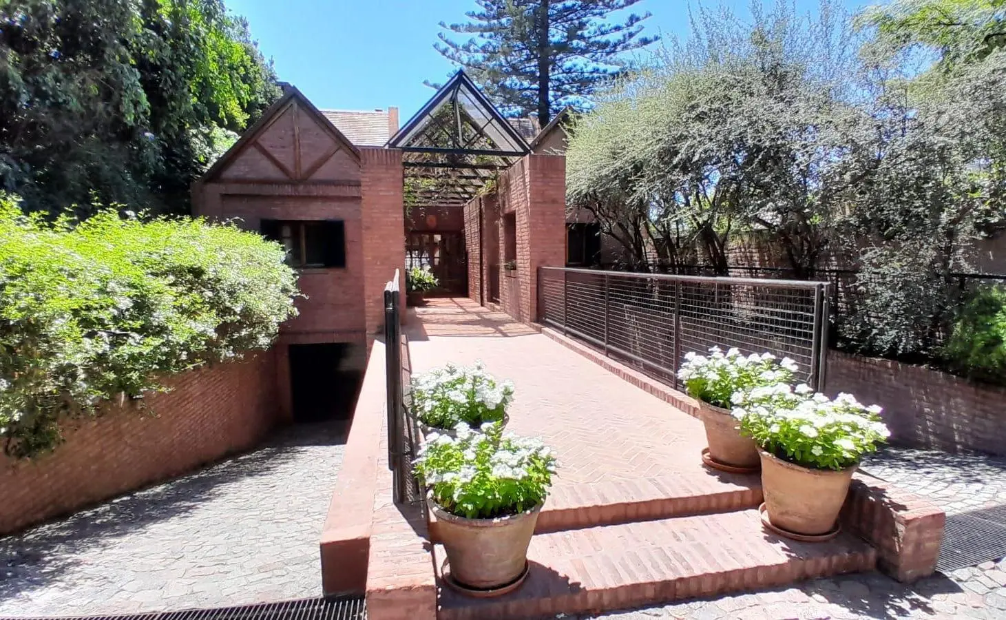 Chalet en venta en Martinez de Libertador al Rio, 2300M2 en barranca, calle privada, cul de sac. 4