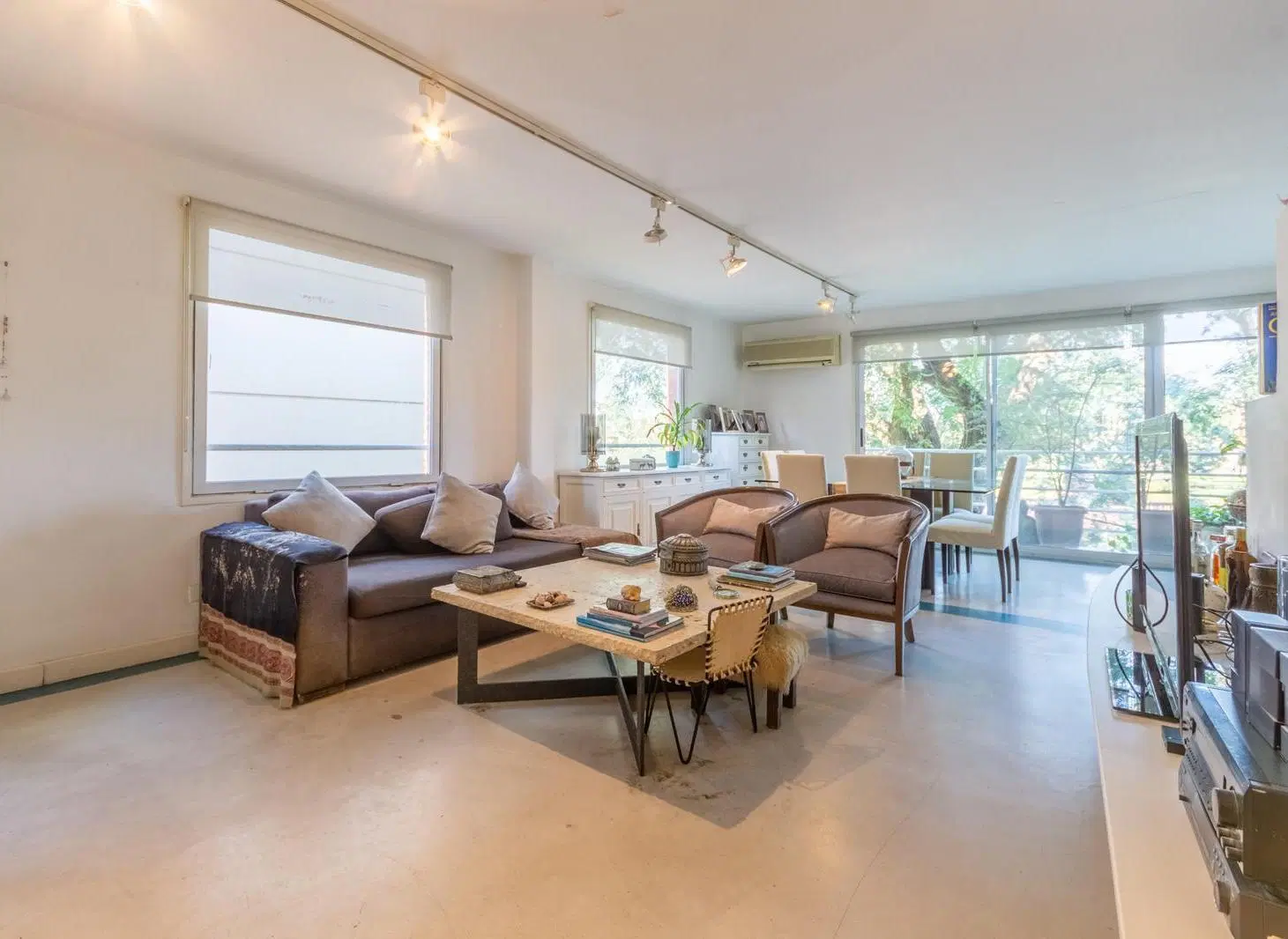 Departamento triplex, frente al club CASI, con 2 terrazas propias, parrilla y 2 cocheras. San Isidro 2