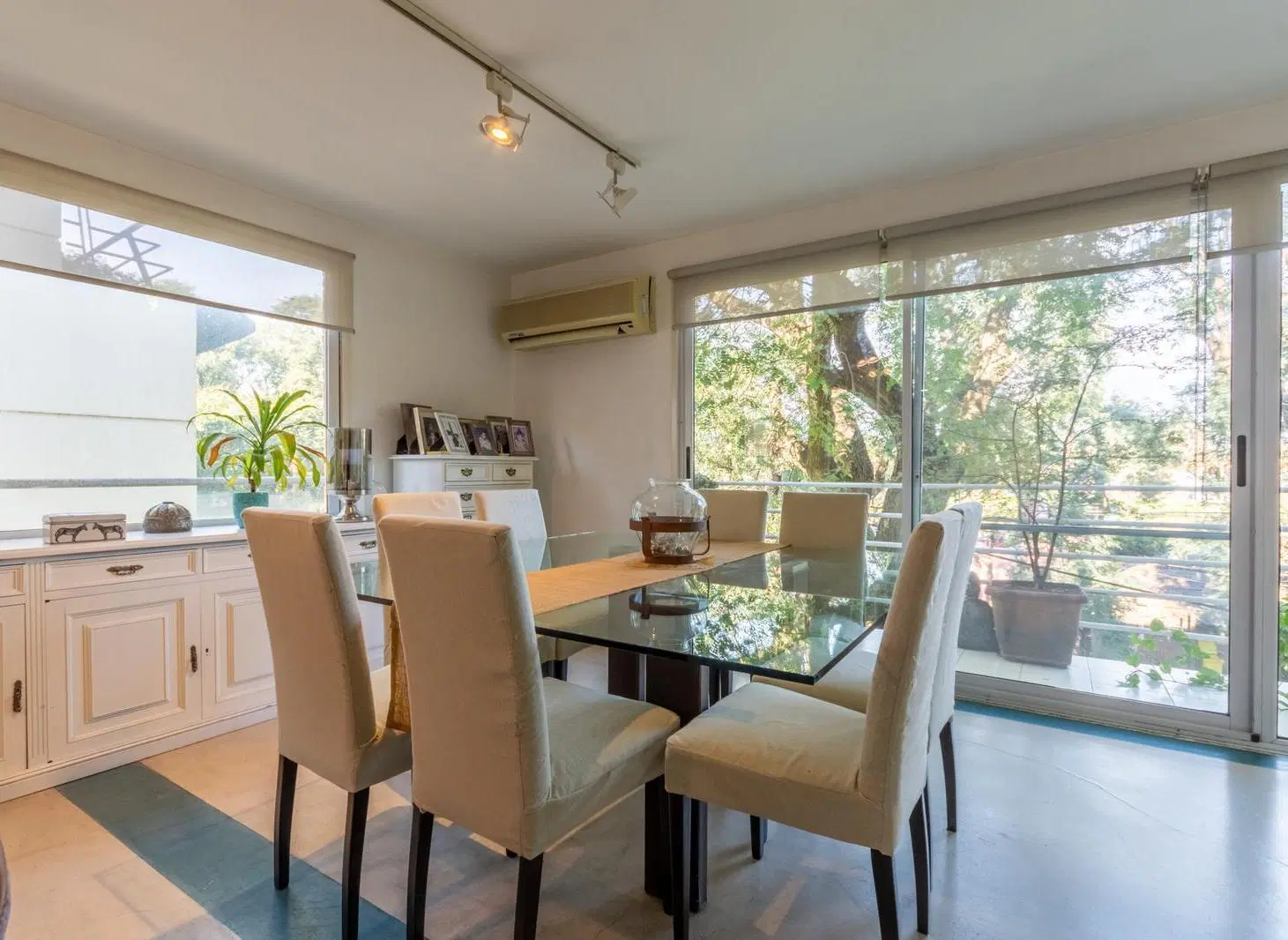 Departamento triplex, frente al club CASI, con 2 terrazas propias, parrilla y 2 cocheras. San Isidro 4