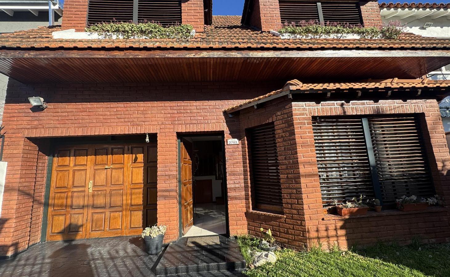 Foto de VENTA CHALET 4 DORM ESCRITORIO PLYROOM 3 COCHERAS FLORIDA LASALLE. APTO, imagen 2