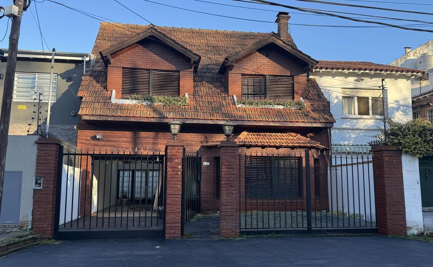 Foto de VENTA CHALET 4 DORM ESCRITORIO PLYROOM 3 COCHERAS FLORIDA LASALLE. APTO, imagen 3