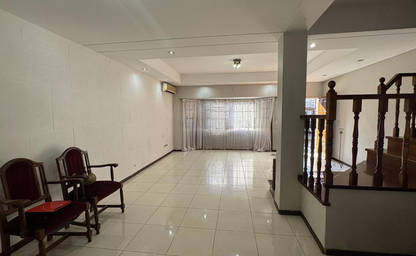 Foto de VENTA CHALET 4 DORM ESCRITORIO PLYROOM 3 COCHERAS FLORIDA LASALLE. APTO, imagen 4