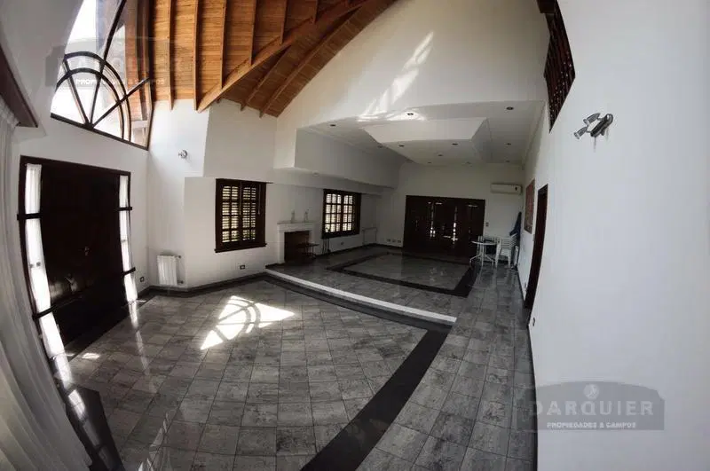 EXCELENTE CHALET EN ADROGUE 2