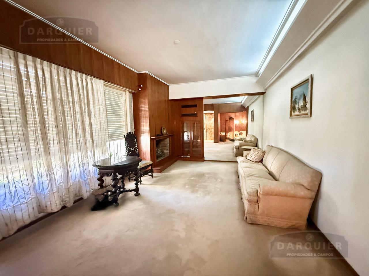 Foto de ADROGUE-CASA- EXCELENTE UBICACION-JARDIN, imagen 2