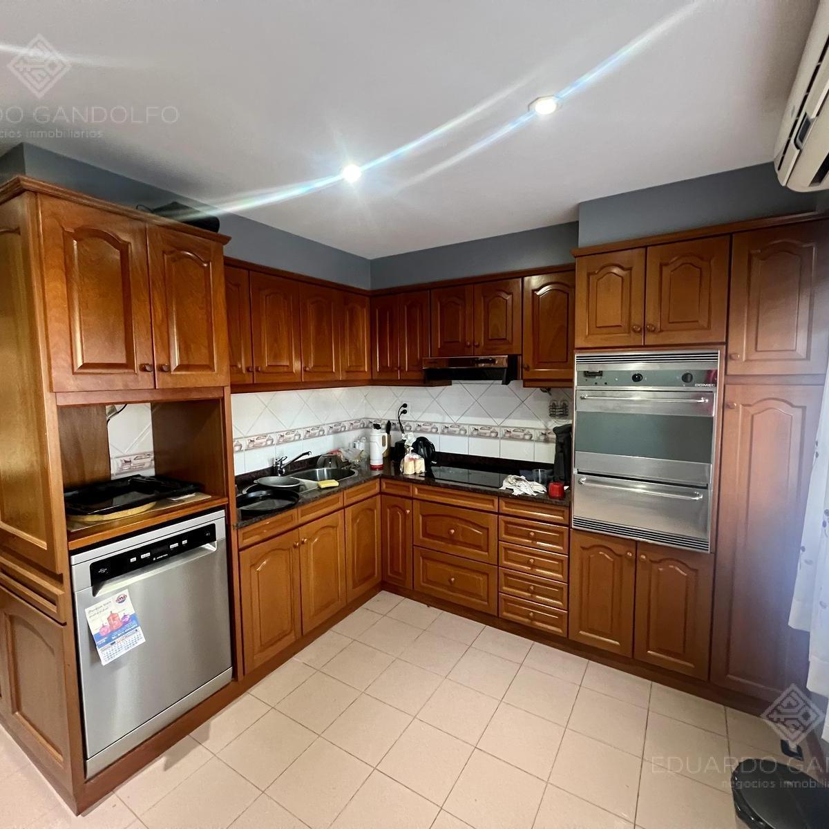 Casa de 6 Ambientes con Dos Locales y Gran Fondo - Venta Directa! 3