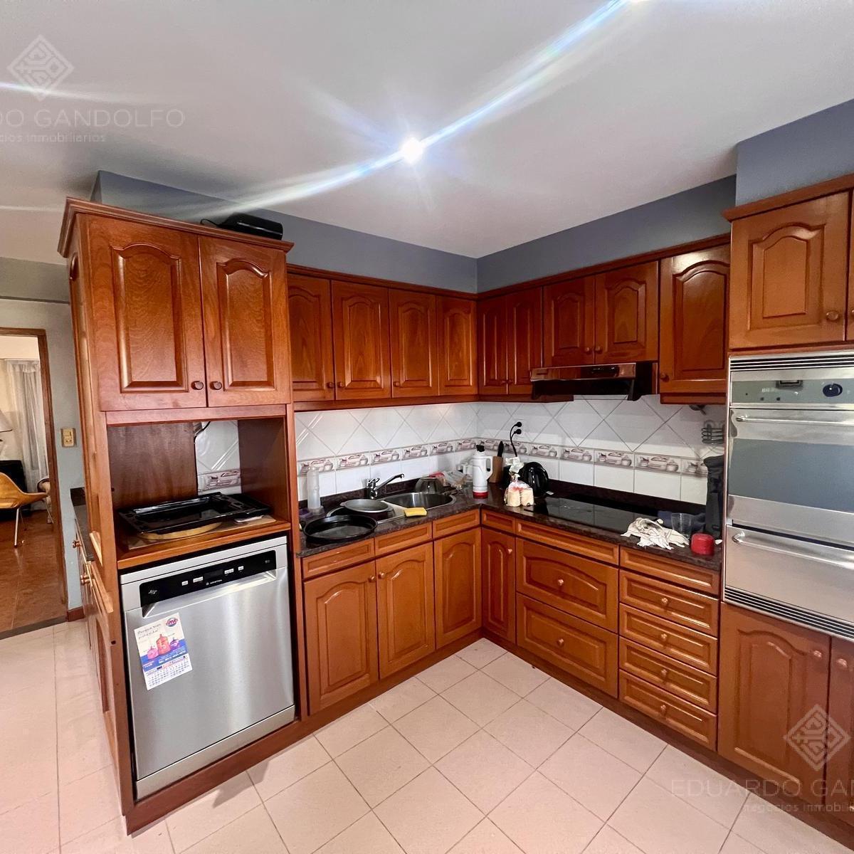 Casa de 6 Ambientes con Dos Locales y Gran Fondo - Venta Directa! 1