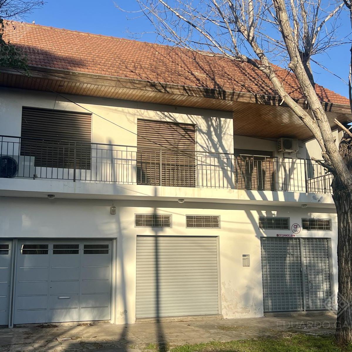 Casa de 6 Ambientes con Dos Locales y Gran Fondo - Venta Directa! 1
