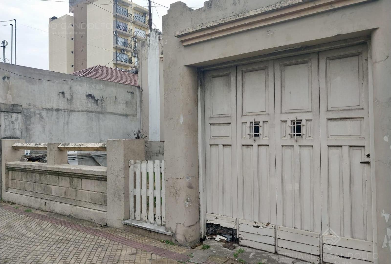 Casa de corte antiguo con 3 deptos - Excelente Lote!!