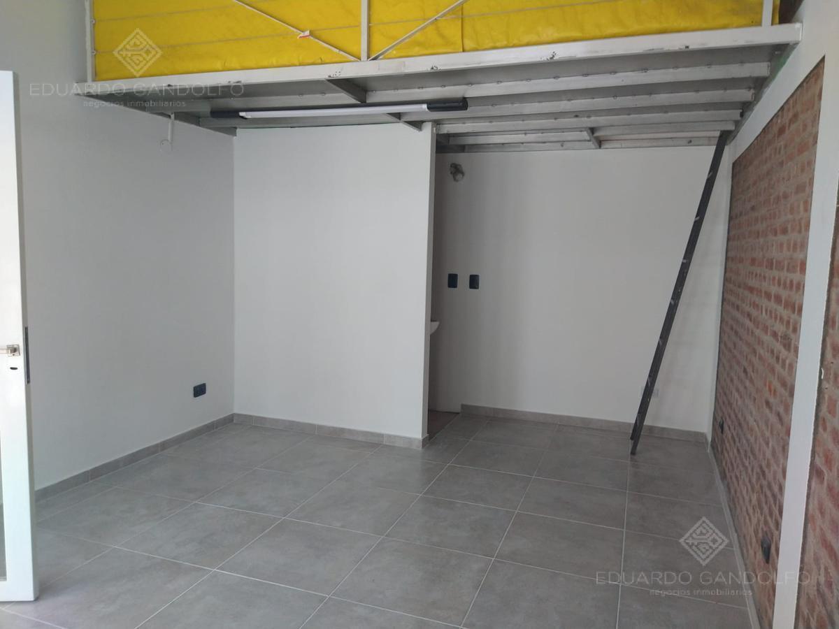 Excelente local comercial en la mejor cuadra de Escalada Centro!!!