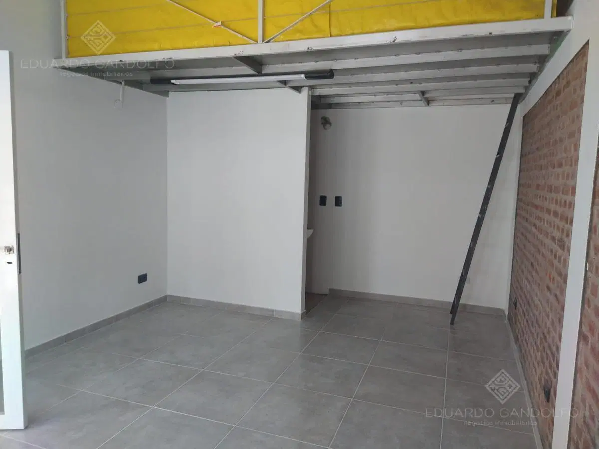 Excelente local comercial en la mejor cuadra de Escalada Centro!!! 5