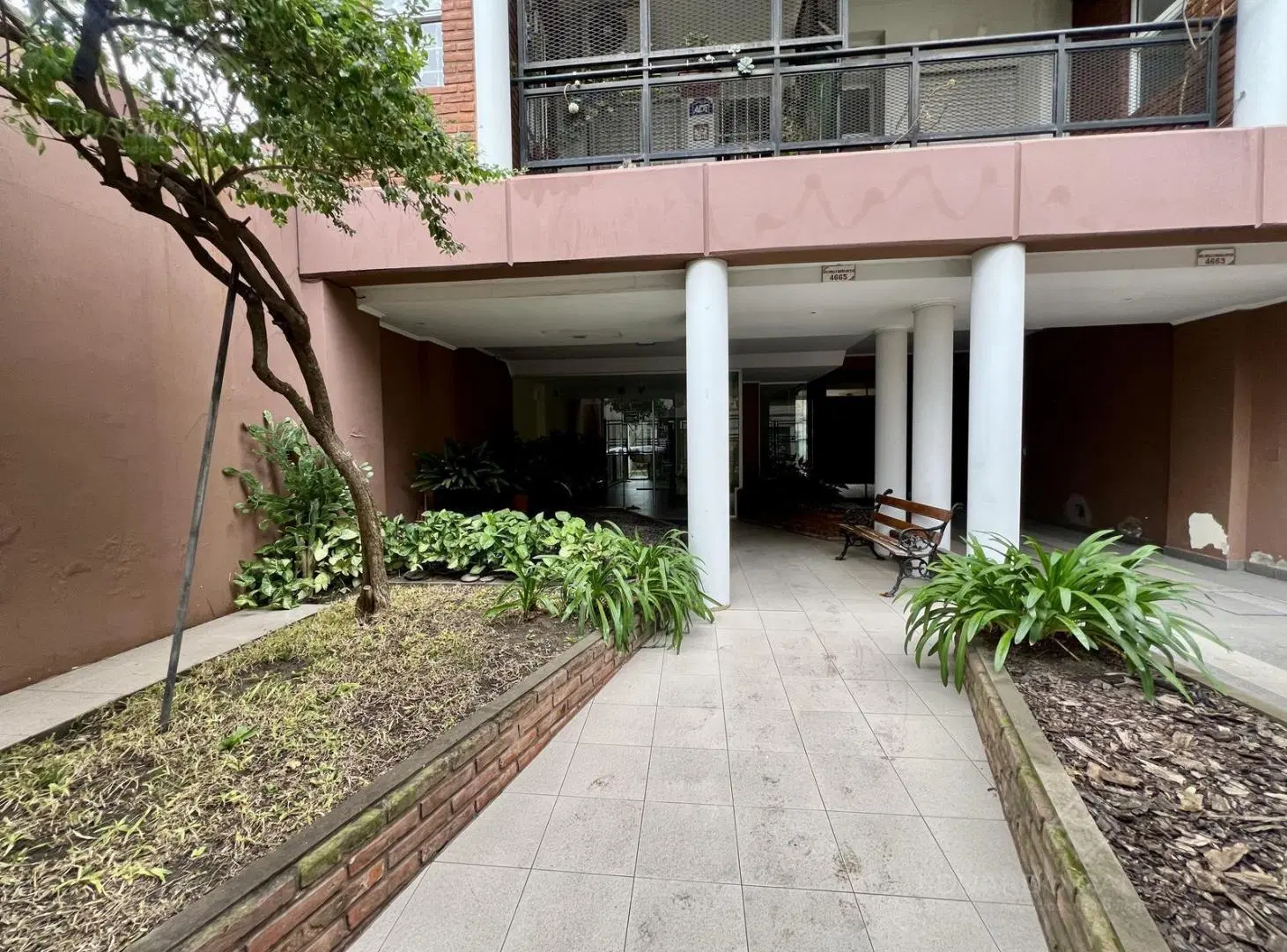 Excelente 2 amb a en pleno centro a mts de la Avda, del FCGR y del Super COTO!!! 4