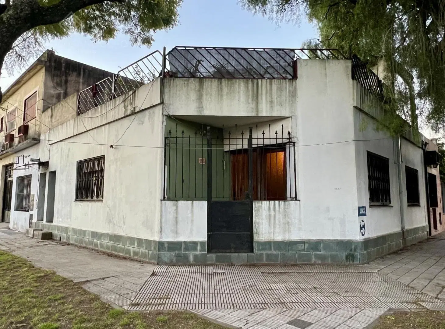 Casa de 4 ambientes en esquina - Vta Dta - Apto Crédito - OPORTUNIDAD!!!! 2