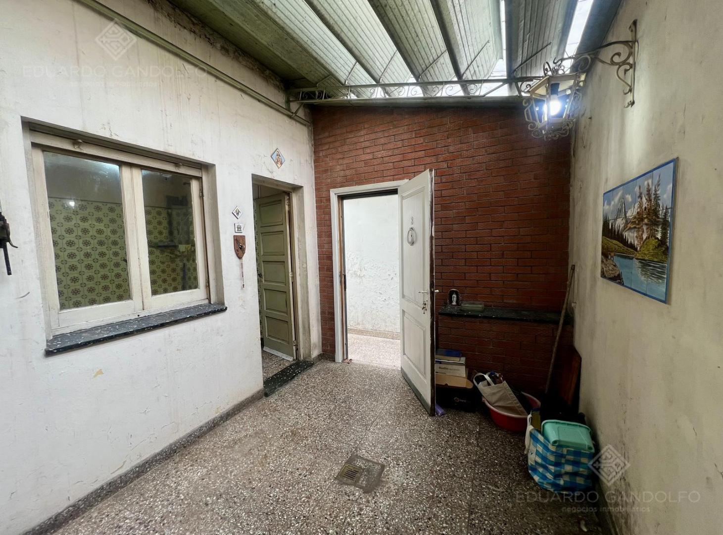 Foto de 3 amb, 2 patios y terraza - S/Expensas - a 500 mts del FCGR - Vta Dta, imagen 2