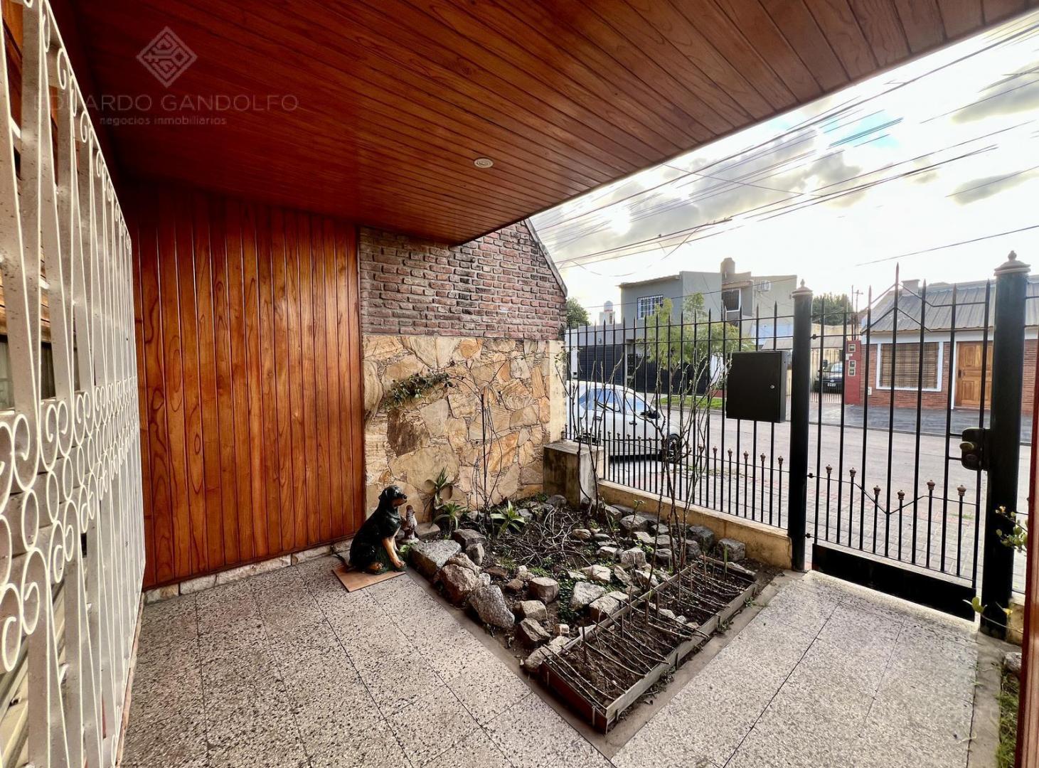 Foto de Chalet con garage para 2 vehículos, 2 dorm, baño, patio y terraza, imagen 1