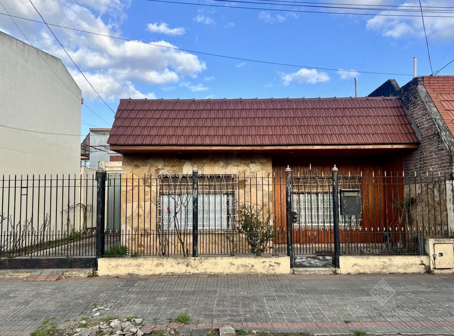 Foto de Chalet con garage para 2 vehículos, 2 dorm, baño, patio y terraza, imagen 2
