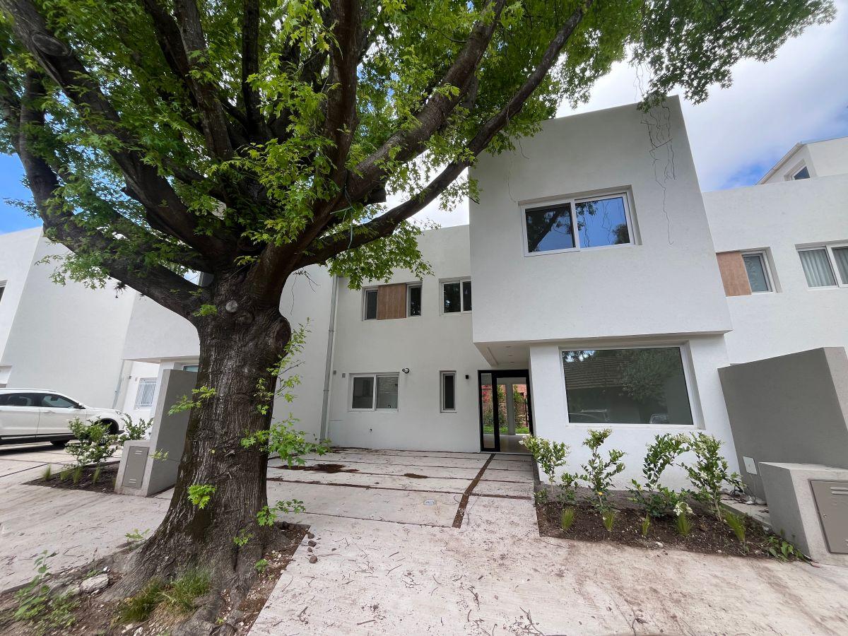Moderna casa en complejo cerrado en Lomas de San Isidro de 3/4 dormitorios