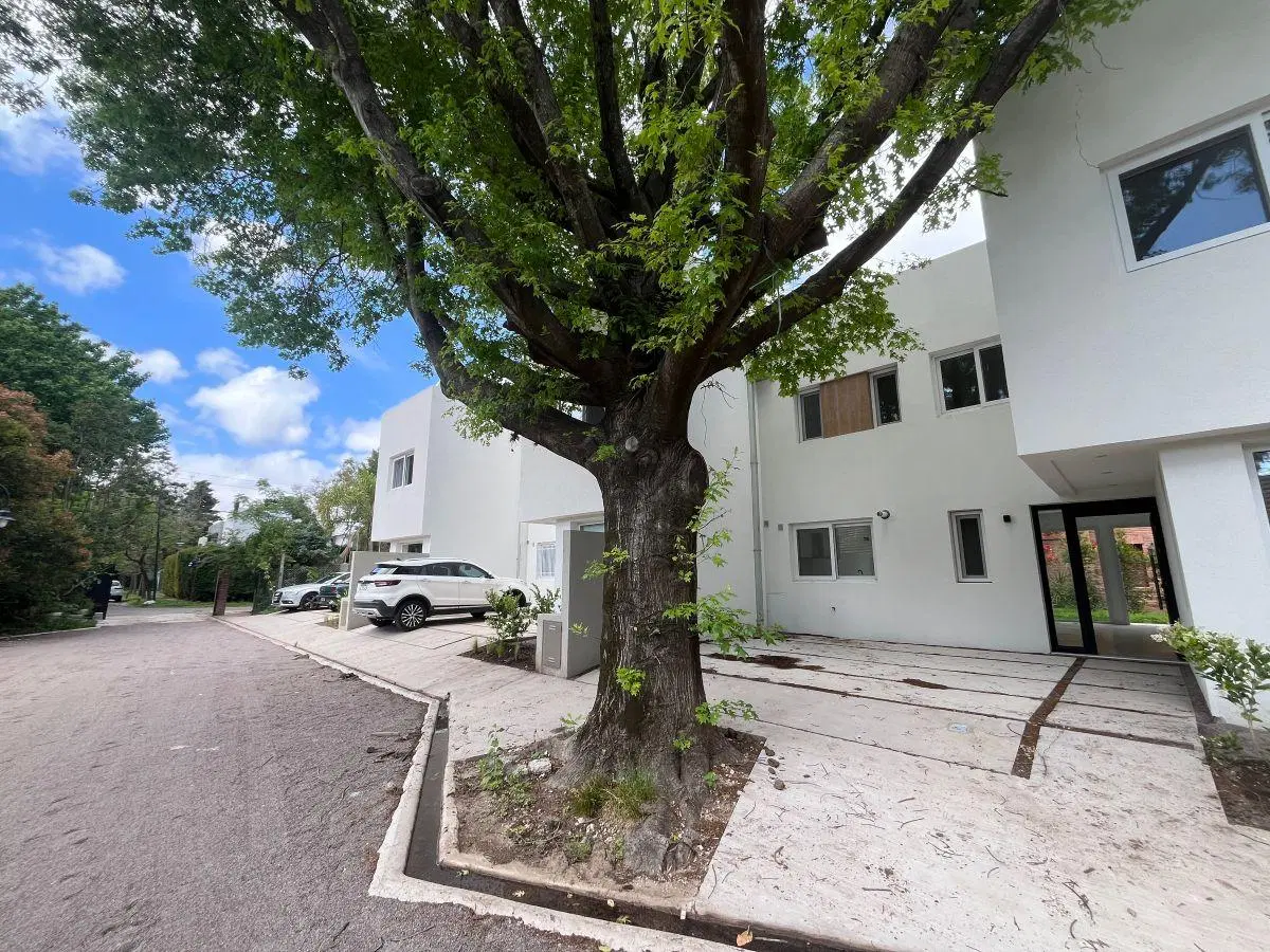 Moderna casa en complejo cerrado en Lomas de San Isidro de 3/4 dormitorios 1
