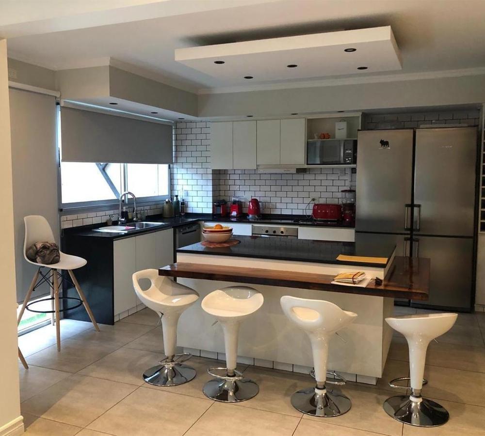 VENTA - Casa 5 Amb. en Beccar, 3 Plantas, Pileta y Cochera