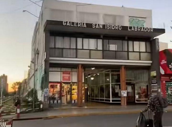 Venta - Local comercial en San Isidro dentro de galería con doble acceso