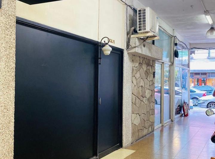 Foto de Venta - Local comercial en San Isidro dentro de galería con doble acceso, imagen 2