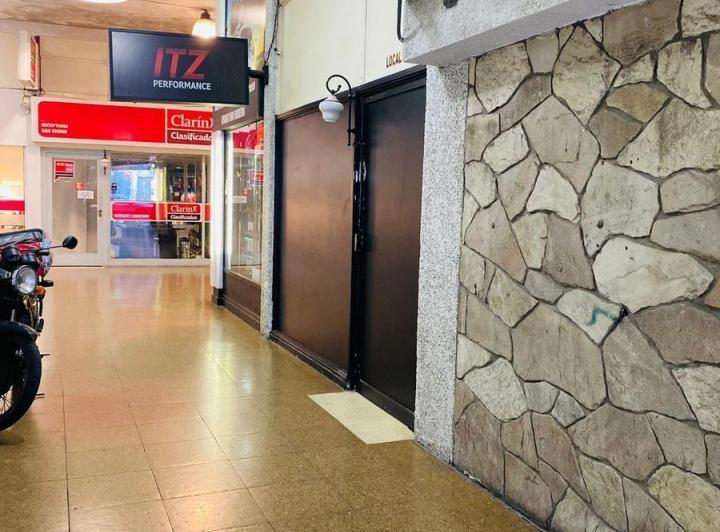 Foto de Venta - Local comercial en San Isidro dentro de galería con doble acceso, imagen 3