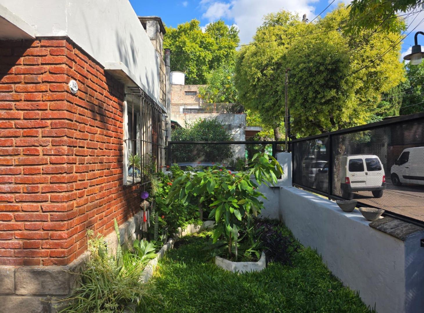 VENDE- Casa 3 ambientes sobre lote propio, jardín y pileta