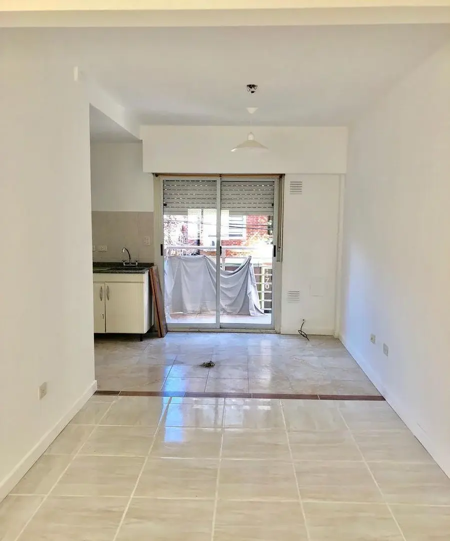 ALQUILER - Departamento. 1 Amb. balcón Victoria. 5