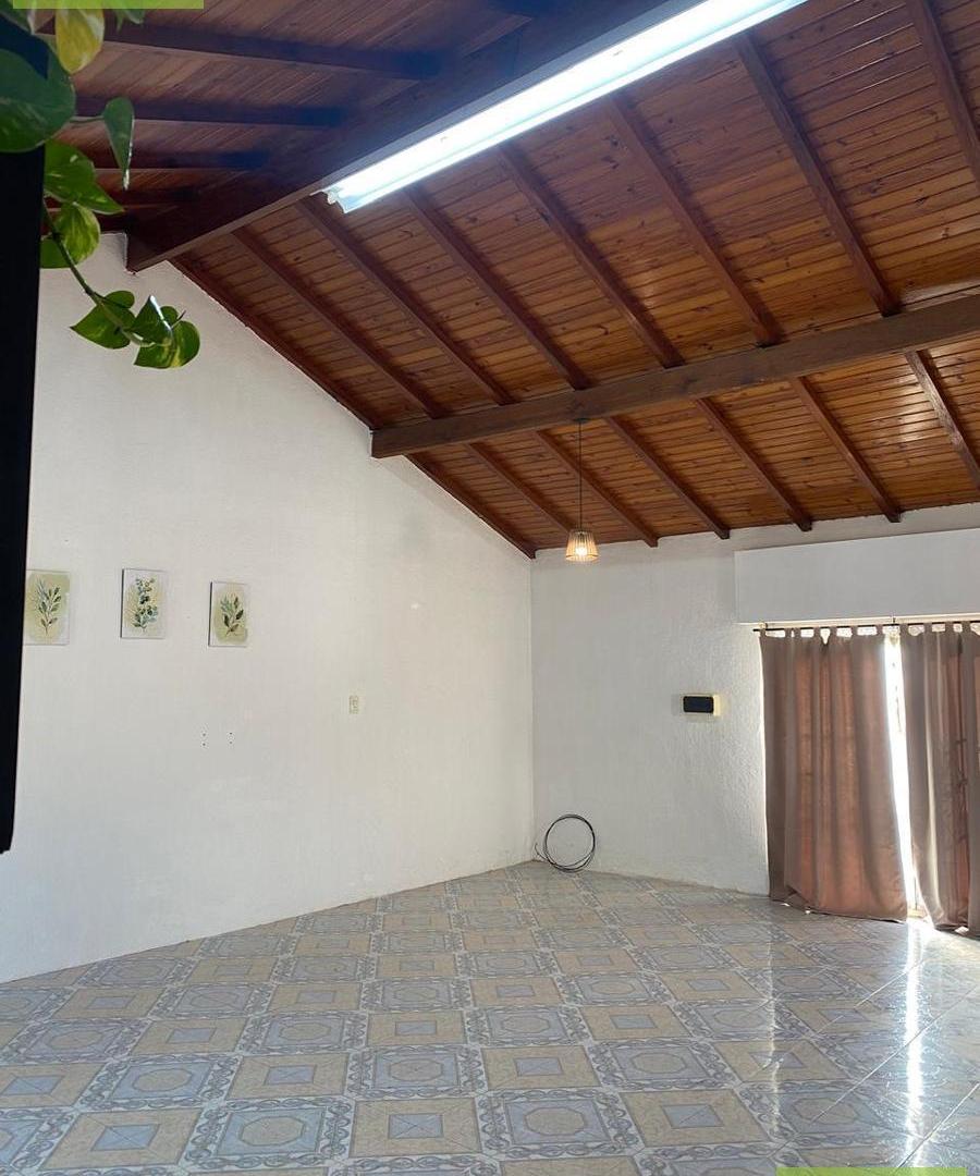 Foto de VENTA - 2 locales con baño y monoambiente en lote de 9 x 25 con jardín, imagen 2