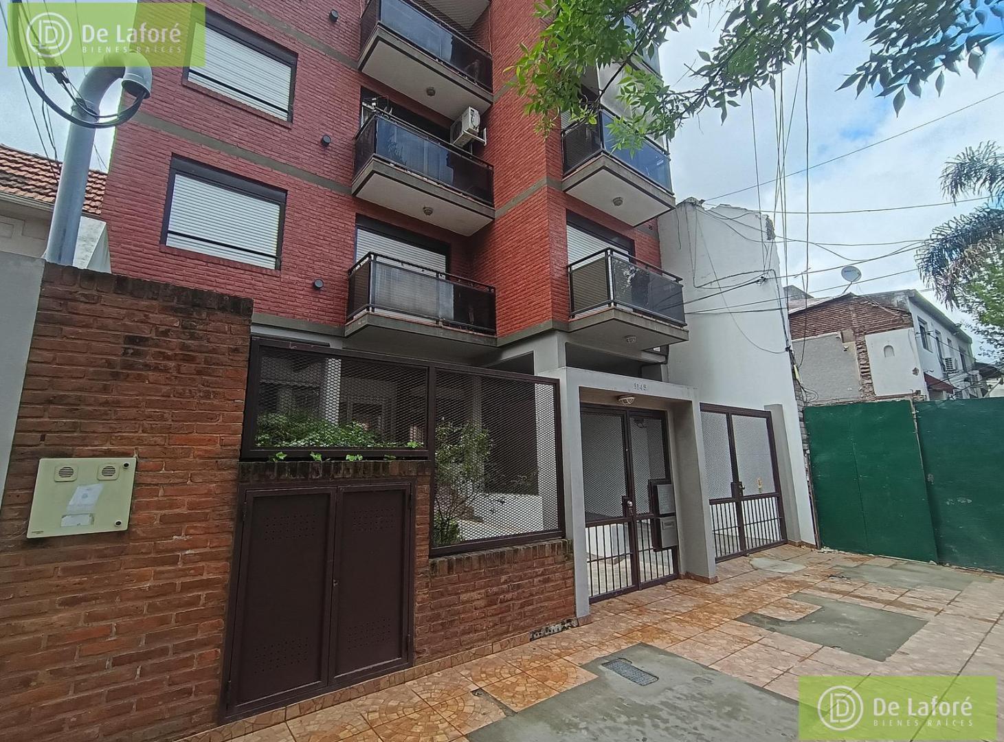 Foto de ALQUILER - Dpto. 2 amb. contrafrente con balcón y lavadero, edificio, imagen 2