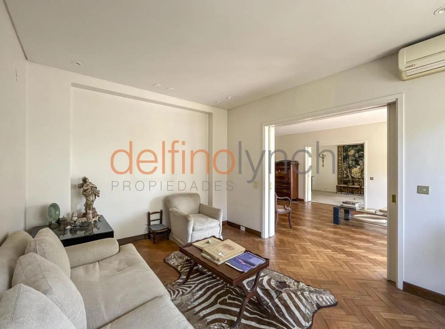 Excelente oportunidad en Av Alvear -Recoleta- en venta, piso alto con cochera 2