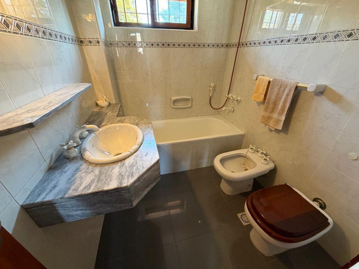 Foto de CASA 5 AMB, 25mts de fondo, garage/cochera (5 autos), muy cerca de Av y, imagen 2