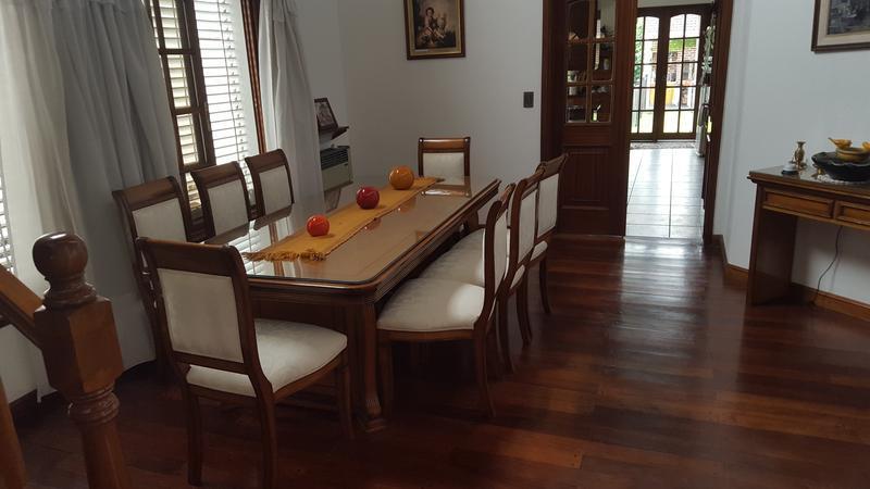 Chalet impecable de 4 dormitorios c/piscina.