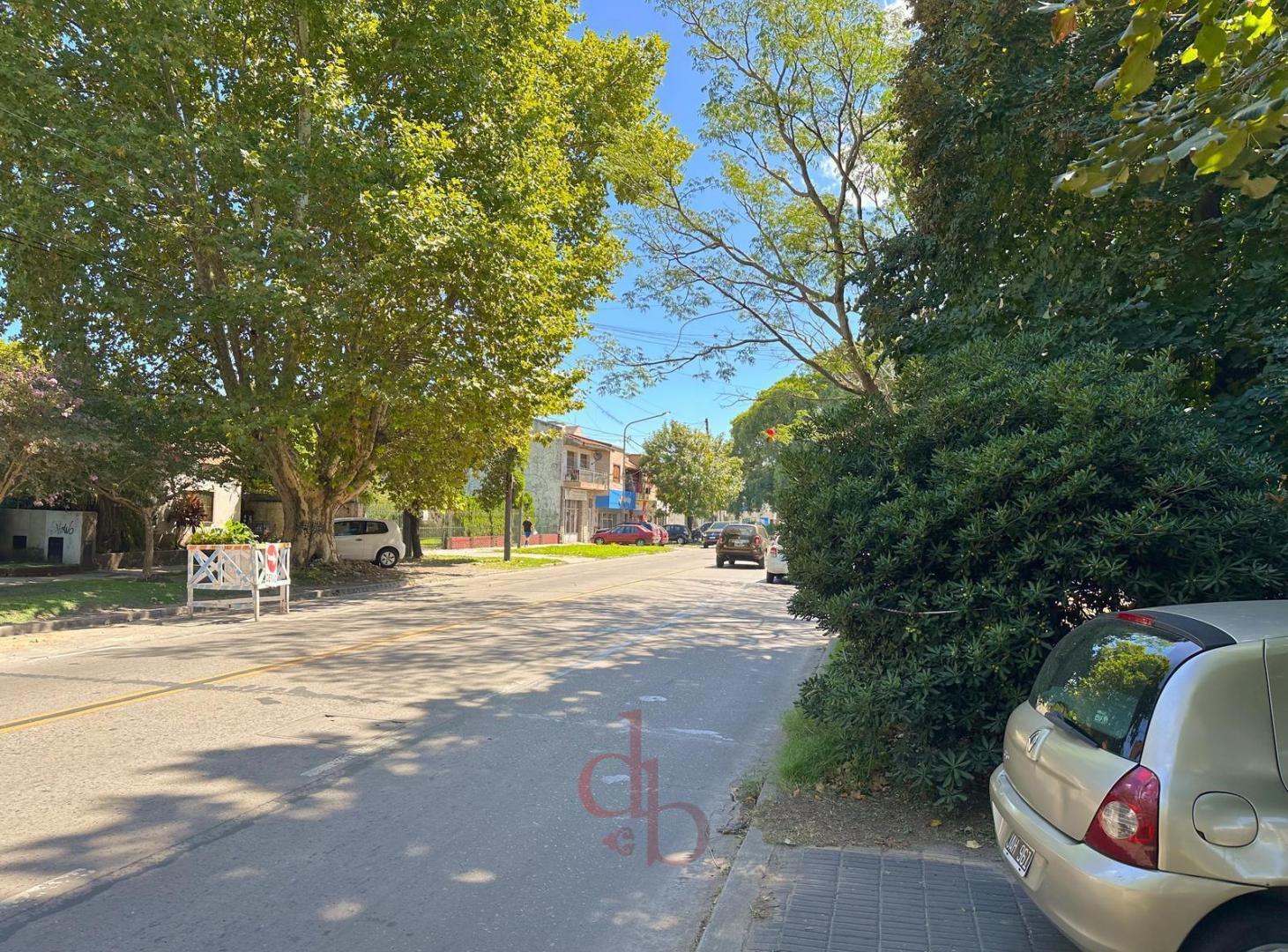 Casa en Venta sobre Avenida Espora. Oportunidad!