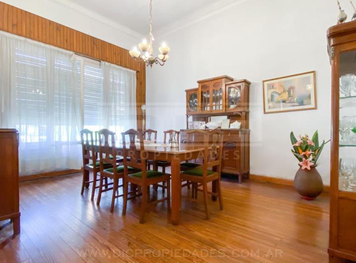 Chalet sobre lote de 13.40x70 a metros del río, excelente zona del Tigre, garage y parque de 400m 4