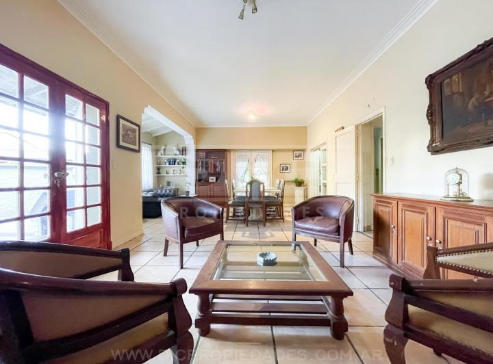 Casa 4 dormitorios Venta - La Lucila-Vias/Maipu 2