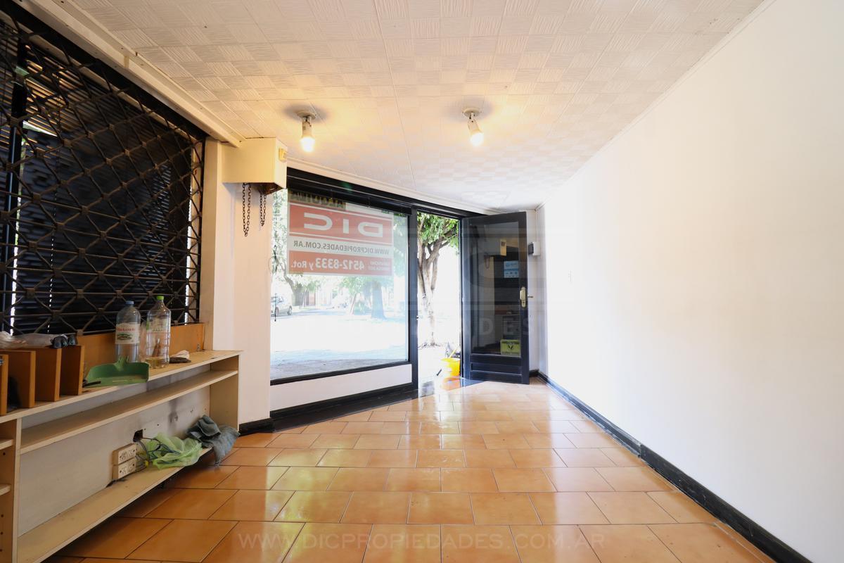 Foto de Muy buen Local en esquina calle transitada próximo a estación - Villa, imagen 4