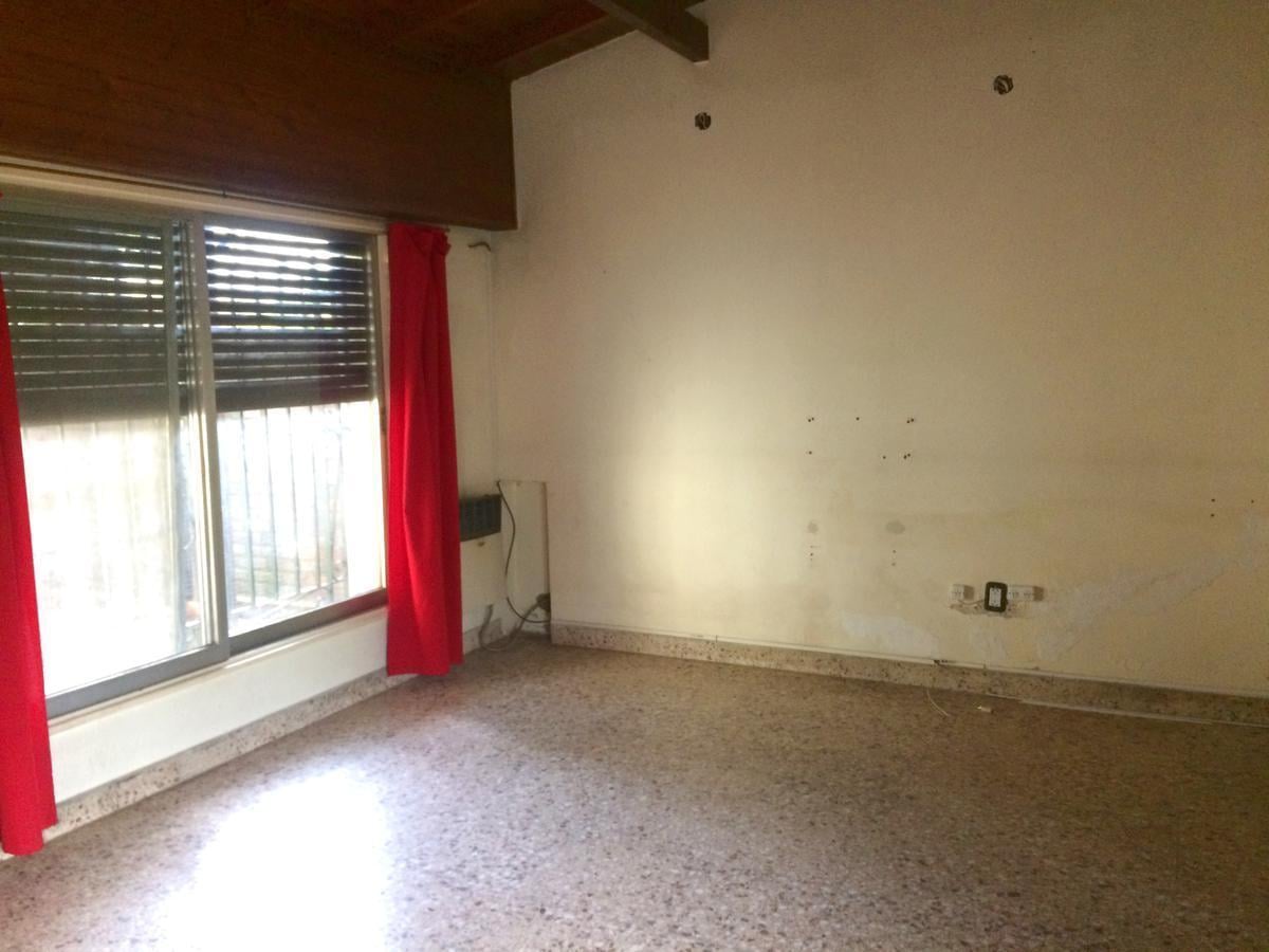 Casa 3 ambientes en 2 plantas sobre lote de 10 x 31- Villa Adelina