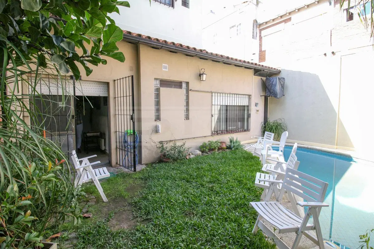 Chalet 4 ambientes venta con jardin piscina  parrilla y cochera en  Olivos 2