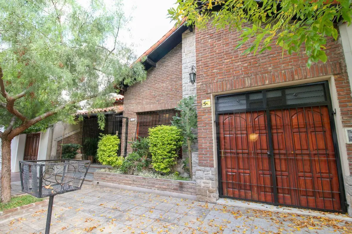Chalet 4 ambientes venta con jardin piscina  parrilla y cochera en  Olivos 4