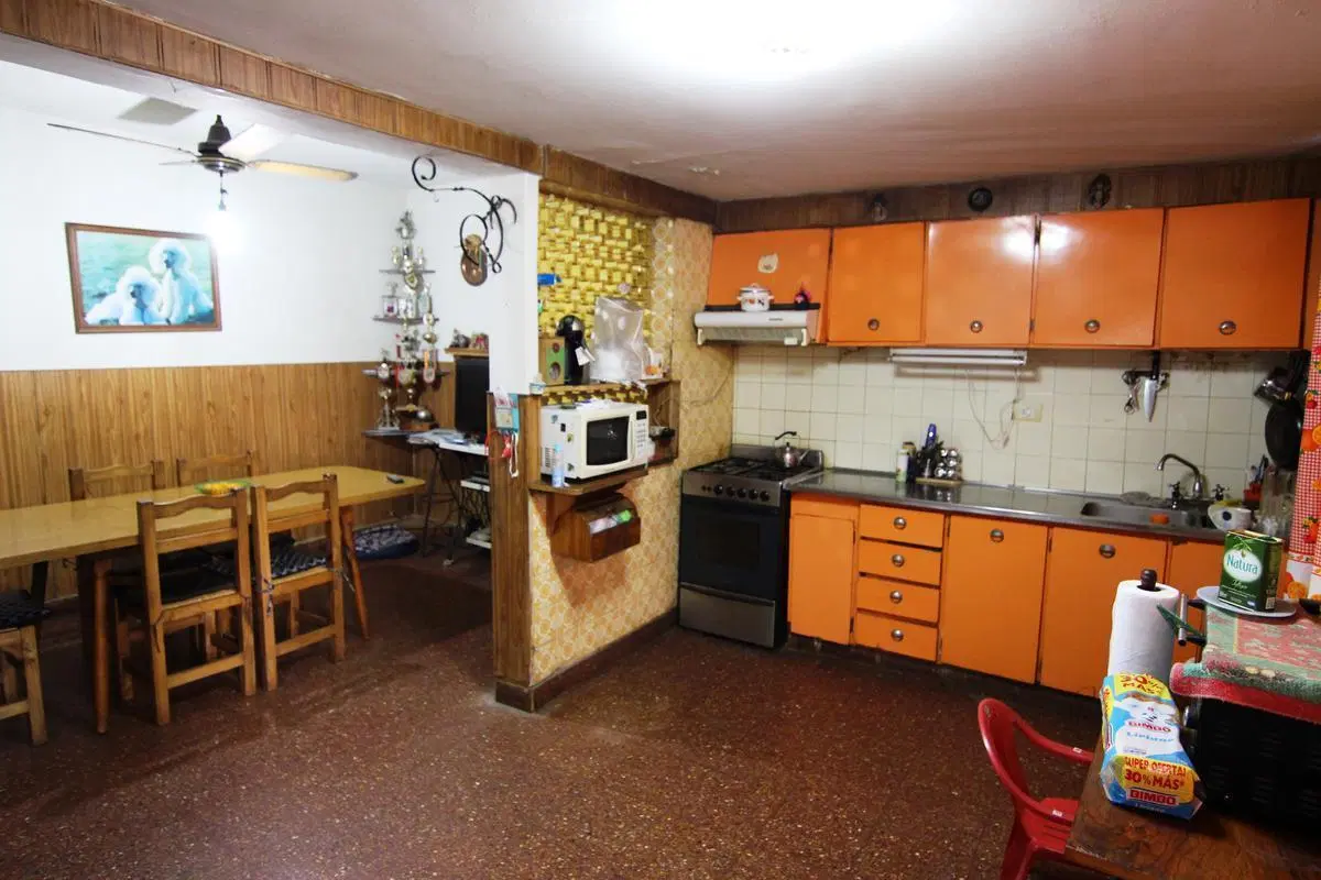 Casa 4 ambientes entrada independiente   galpon de 180m2. Zona Tren de la Costa. Venta en block 5