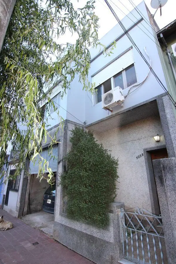 Galpon 180 m2 con jardin y vivienda 4 amb con patio. Venta en block. Zona tren de la costa 2