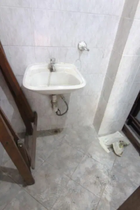 Local desarrollado en planta baja 60m2   deposito en planta alta 60m2. Excelente Ubicacion 4